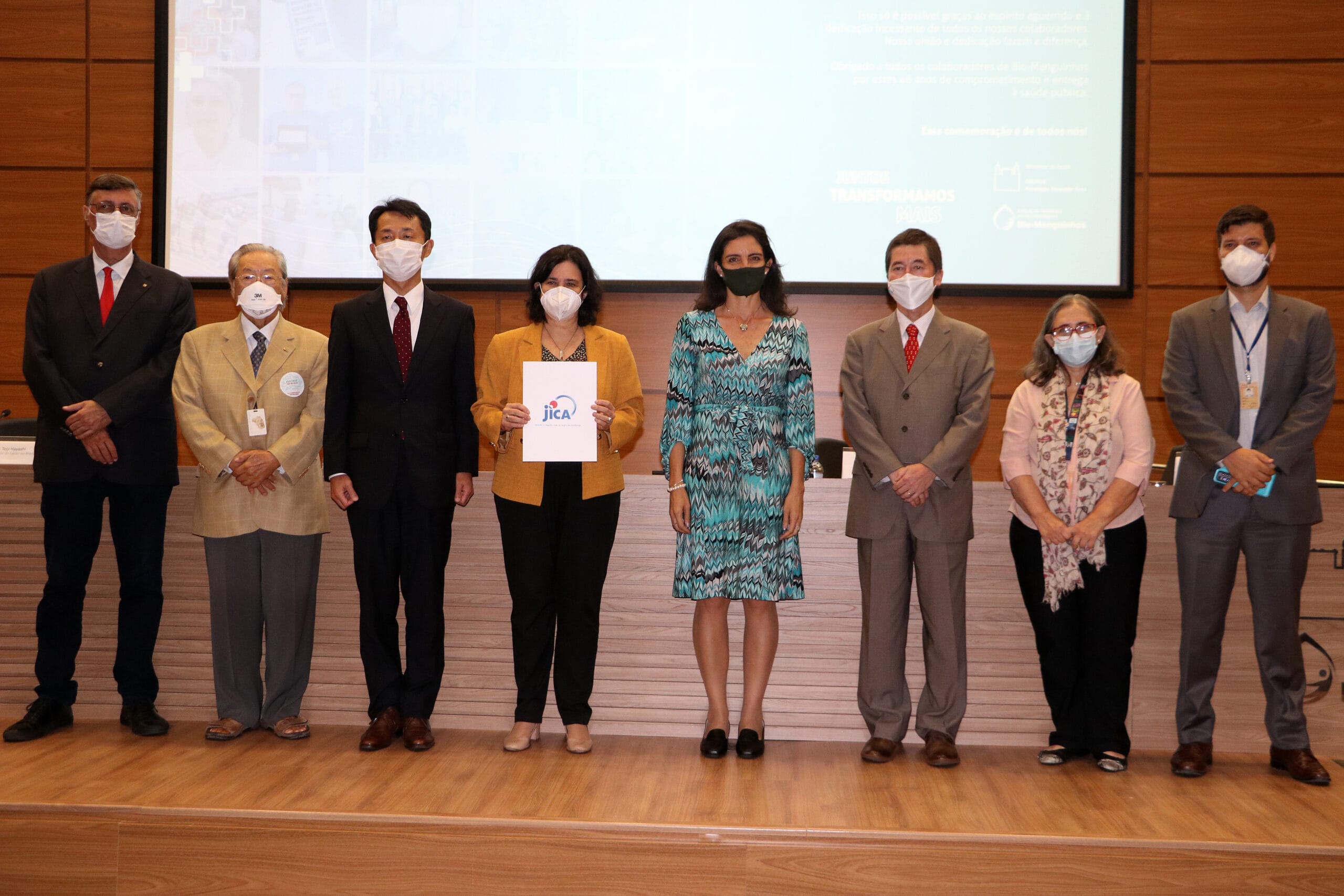 Visita de comitivas do consulado do Japão e da Agência de Cooperação Internacional do Japão (Jica) para discutir ações de cooperação entre o Japão e o Brasil para melhoria na capacidade de respostas à covid-19. A Presidente da Fiocruz, Nísia Trindade Lima, apresenta o termo de doação de equipamentos. Da esquerda para a direita: Antônio Barbosa, Coordenador de Tecnologias e Projetos de Transferência de Tecnologia de Bio-Manguinhos; Akira Homma, Assessor Científico Sênior de Bio-Manguinhos; Teiji Hayashi, Embaixador do Japão no Brasil; Nísia Trindade Lima; Marina Madeira, Diretora adjunta da Agência Brasileira de Cooperação (Ministério das Reações Exteriores); Masayuki Eguchi, representante chefe da JICA no Brasil; Tania Araujo-Jorge, Diretora do Instituto Oswaldo Cruz; Pedro Burger, coordenador-Adjunto do Centro de Relações Internacionais em Saúde – CRIS/Fiocruz. Rio de Janeiro (RJ), 12 mai. 2022. Foto: Peter Ilicciev/CCS/Fiocruz.