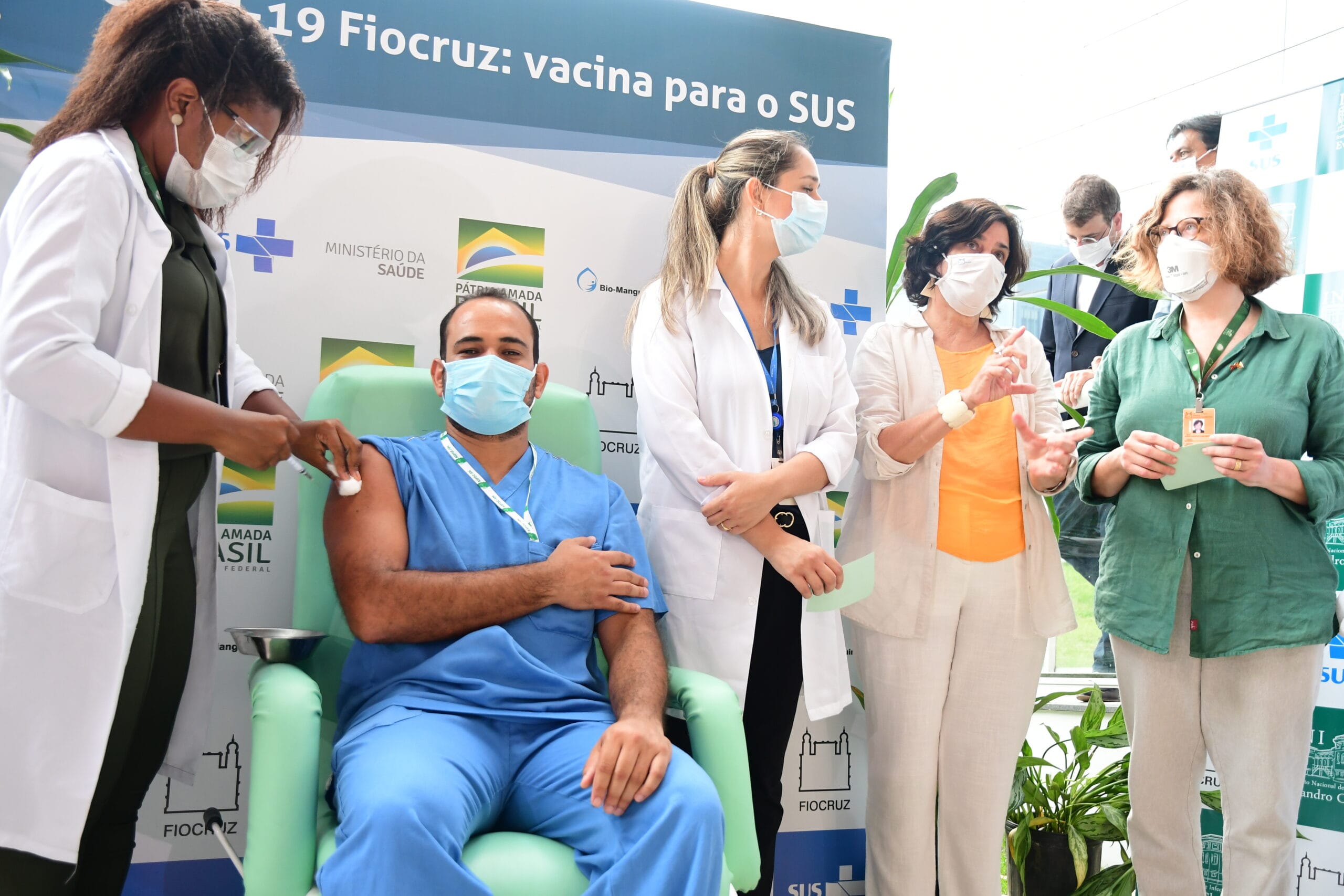 Profissional de saúde recebe dose da vacina Oxford/AstraZeneca, na Fiocruz (campus de Manguinhos). Da direita para a esquerda: Valdiléa Veloso, diretora do Instituto Nacional de Infectologia Evandro Chagas/INI/Fiocruz, e Nísia Trindade Lima, presidente da Fiocruz. Rio de Janeiro (RJ), 23 de janeiro de 2021. Foto: Peter Ilicciev/CCS/Fiocruz.