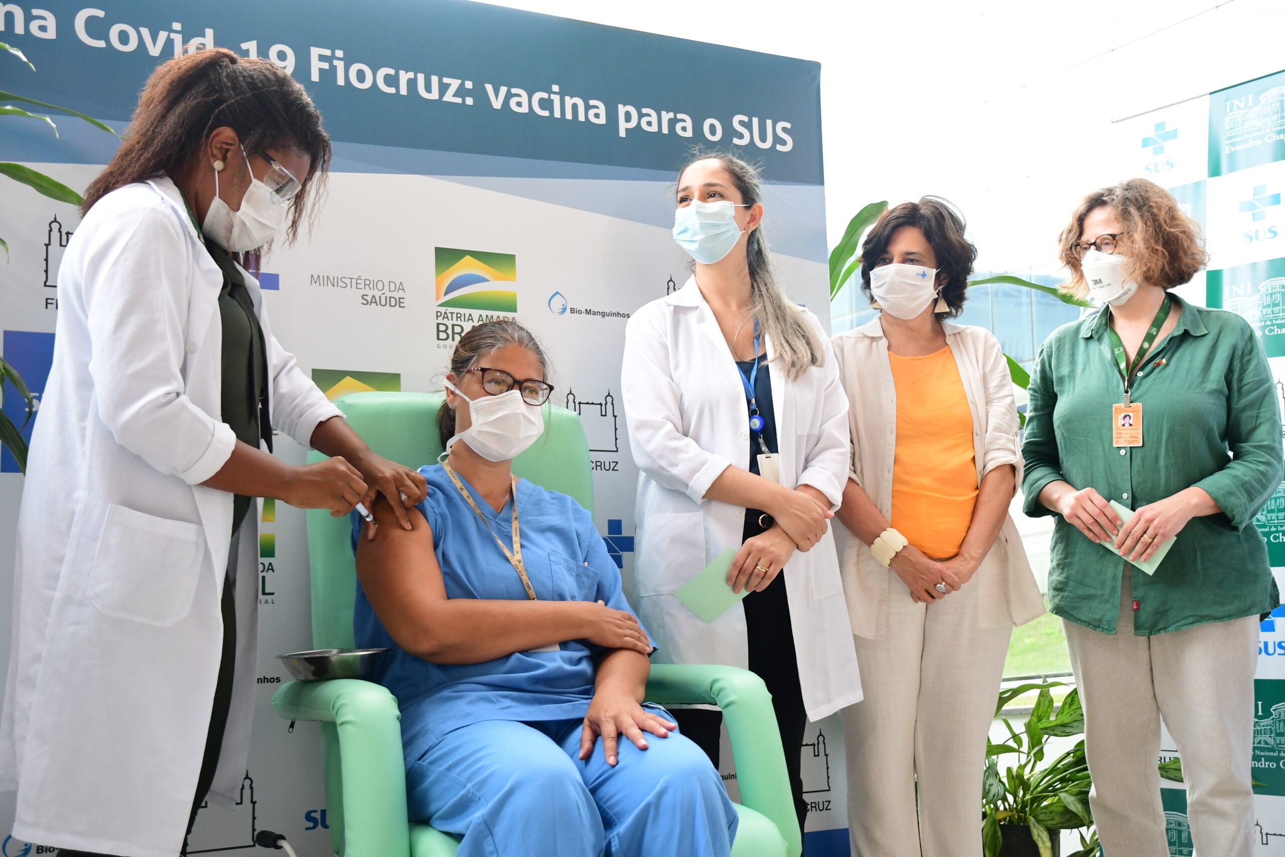 Profissional de saúde recebe dose da vacina Oxford/AstraZeneca. Da direita para a esquerda: Valdiléa Veloso, diretora do Instituto Nacional de Infectologia Evandro Chagas/INI/Fiocruz, e Nísia Trindade Lima, presidente da Fiocruz (campus de Manguinhos). Rio de Janeiro (RJ), 23 de janeiro de 2021. Foto: Peter Ilicciev/CCS/Fiocruz.