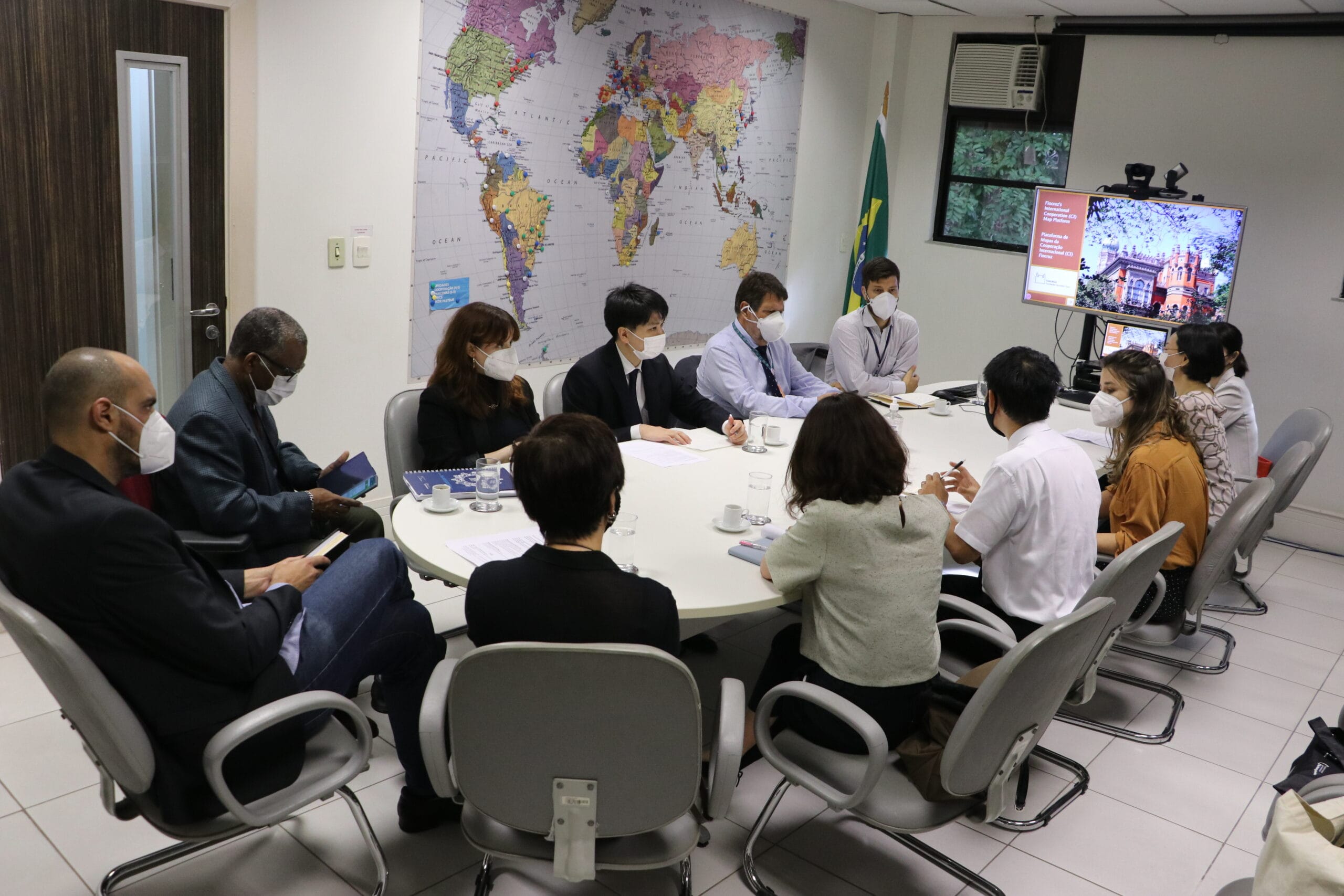 Visita de comitivas do consulado do Japão e da Agência de Cooperação Internacional do Japão (Jica) à Fiocruz, para discutir ações de cooperação entre o Japão e o Brasil para melhoria na capacidade de respostas à covid-19. Entre as atividades, a delegação japonesa se reuniu com equipe do Centro de Relações Internacionais em Saúde (CRIS/Fiocruz). Rio de Janeiro (RJ), 12 mai. 2022. Foto: Peter Ilicciev/CCS/Fiocruz.