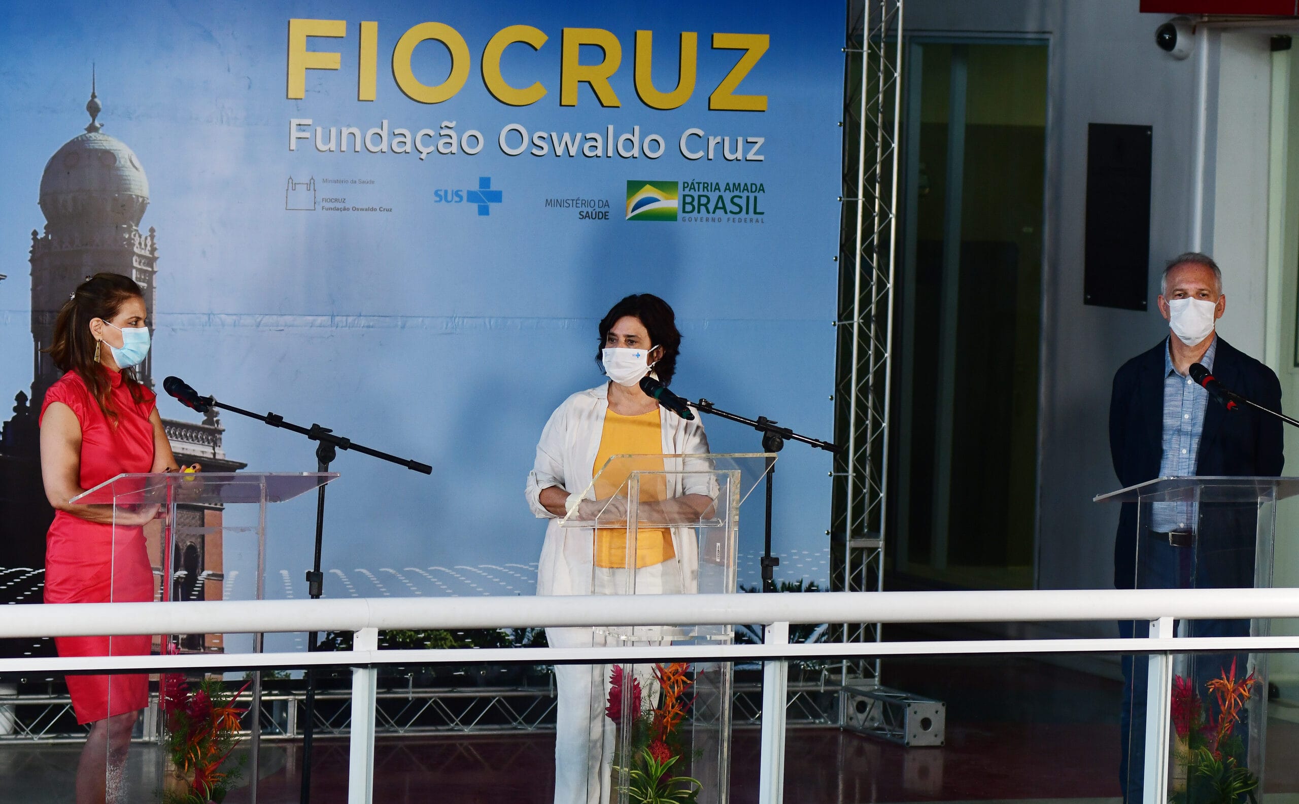 Nísia Trindade Lima, presidente da Fiocruz (ao centro); Sue Ann Clemens, pesquisadora de Oxford que coordenou os ensaios clínicos da vacina no Brasil; e Mauricio Zuma Medeiros, diretor de Bio-Manguinhos (fábrica de vacinas da Fiocruz), na cerimônia de liberação das primeiras doses da vacina Oxford/AstraZeneca ao Ministério da Saúde, realizada na Fiocruz (campus de Manguinhos). Rio de Janeiro, 23 de janeiro de 2021. Rio de Janeiro (RJ), 23 de janeiro de 2021. Foto: Peter Ilicciev/CCS/Fiocruz.