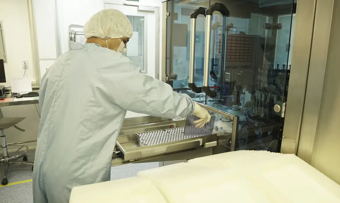 Fiocruz anuncia início da produção em larga escala da vacina