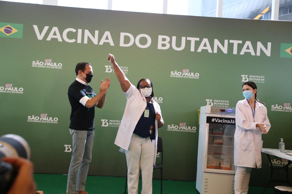 Enfermeira é a primeira brasileira a ser vacinada
