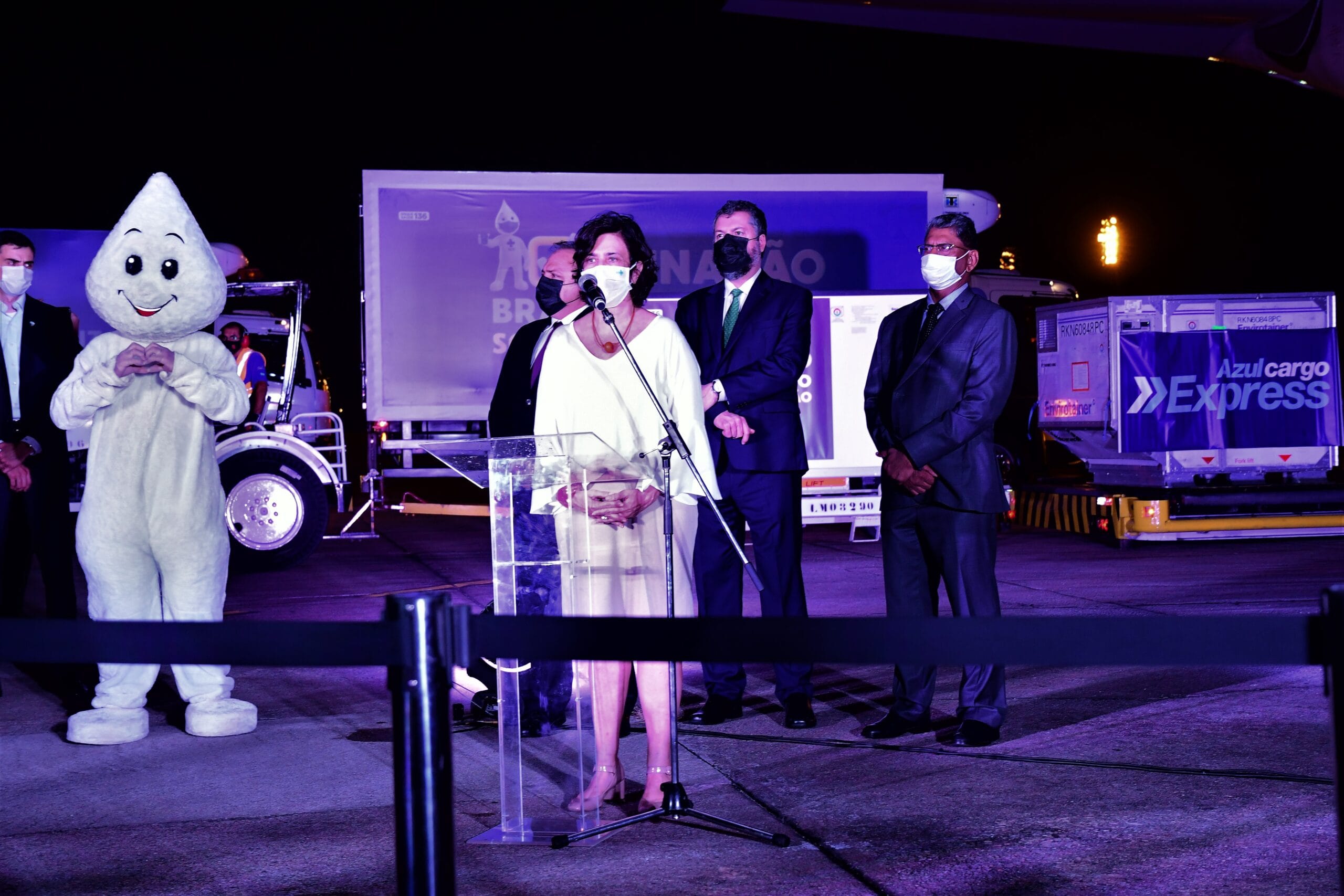 Presidente da Fiocruz, Nísia Trindade, durante pronunciamento oficial na Base Aérea do Galeão. Na imagem estão os ministros da Saúde, Eduardo Pazuello, das Relações Exteriores, Ernesto Araujo, e o embaixador da Índia no Brasil, Suresh Reddy. Rio de Janeiro (RJ), 22 jan. 2021. Foto: Peter Ilicciev/CCS/Fiocruz.