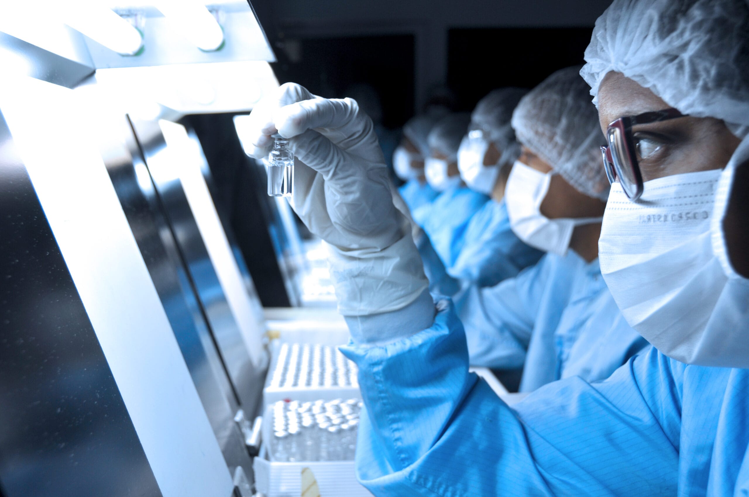 Falta de insumos leva à interrupção temporária na produção de vacinas na Fiocruz