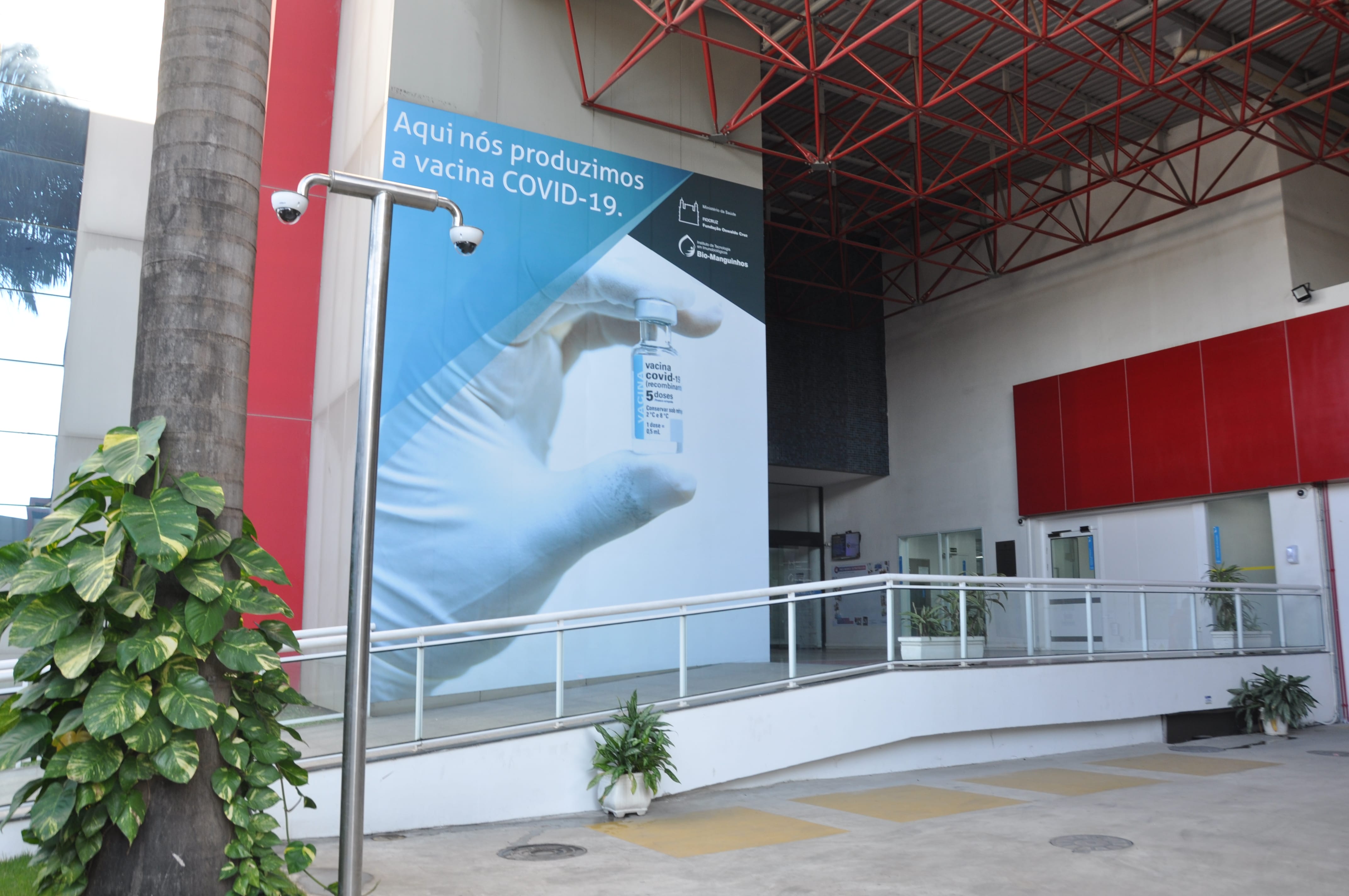 Fiocruz recebe Anvisa para certificar condições de produção 100% nacional da vacina